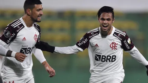 Michael comemora com De Arrascaeta o gol marcado diante do Defensa y Justicia (Foto: Getty Images)