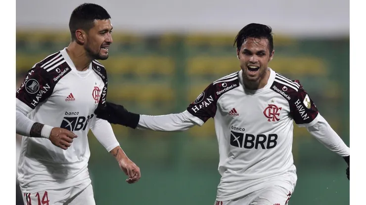 Michael comemora com De Arrascaeta o gol marcado diante do Defensa y Justicia (Foto: Getty Images)