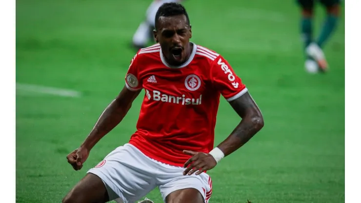 Edenilson: futuro indefinido no Colorado (Foto: Fernando Alves/AGIF)