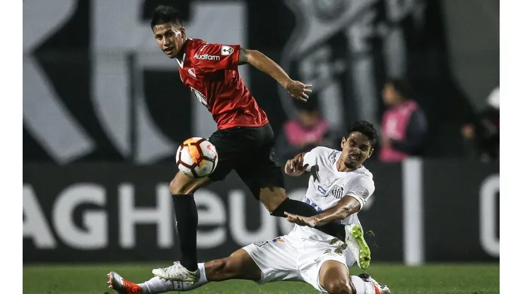 Santos e Independiente, em campo pela Copa Libertadores de 2018 (Foto: Getty Images)