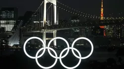 Imagem dos anéis olímpicos a noite, no Odaiba Marine Park (Foto: Getty Images)