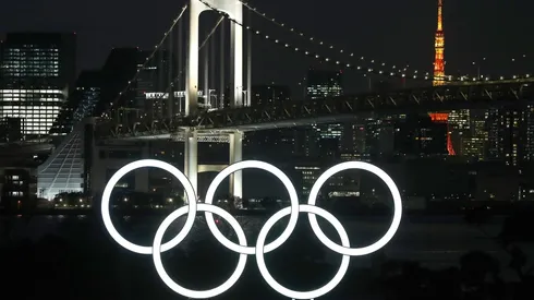 Imagem dos anéis olímpicos a noite, no Odaiba Marine Park (Foto: Getty Images)