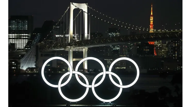 Imagem dos anéis olímpicos a noite, no Odaiba Marine Park (Foto: Getty Images)