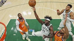 Jrue Holliday tenta fazer bandeja durante o Jogo 4 das Finais da NBA entre Milwaukee Bucks e Phoenix Suns (Foto: Getty Images)