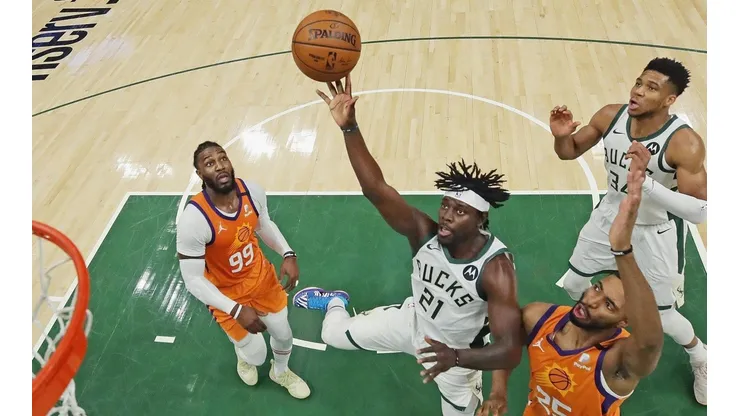 Jrue Holliday tenta fazer bandeja durante o Jogo 4 das Finais da NBA entre Milwaukee Bucks e Phoenix Suns (Foto: Getty Images)