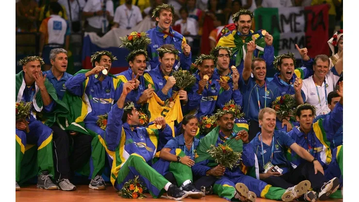 Seleção Brasileira de Vôlei masculino posa com a medalha de ouro em Atenas-2004 (Foto: Getty Images)