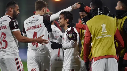 Jogadores do Flamengo comemoram com os reservas o gol de Michael (Foto: Getty Images)