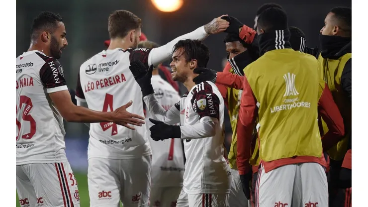 Jogadores do Flamengo comemoram com os reservas o gol de Michael (Foto: Getty Images)