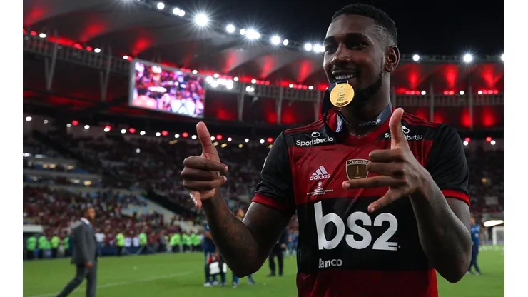 Gerson com medalha pelo Flamengo