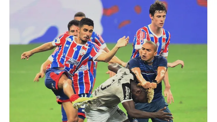 A rivalidade entre Bahia e Ceará explodiu em socos e pontapés na final da Copa do Nordeste: - Foto: Kely Pereira/AGIF
