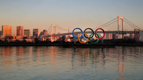 Anéis dos Jogos Olímpicos em frente a Ponte do Arco-Íris e a Tokyo Tower no Odaiba Marine Park (Foto: Getty Images)