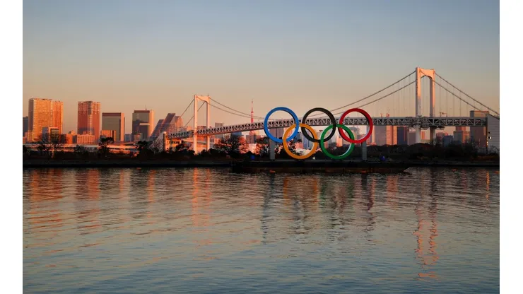 Anéis dos Jogos Olímpicos em frente a Ponte do Arco-Íris e a Tokyo Tower no Odaiba Marine Park (Foto: Getty Images)