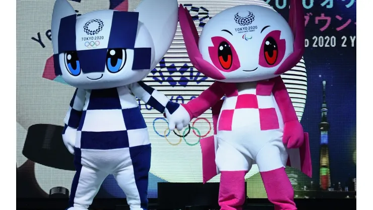 Miraitowa (azul e branco) e Someity (rosa e branco)
