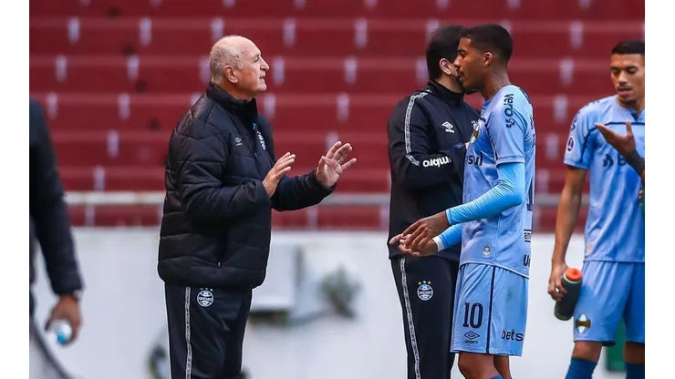 Felipão e Jean Pyerre: técnico confia na qualidade do jovem (Foto: Lucas Uebel/Grêmio/Divulgação)