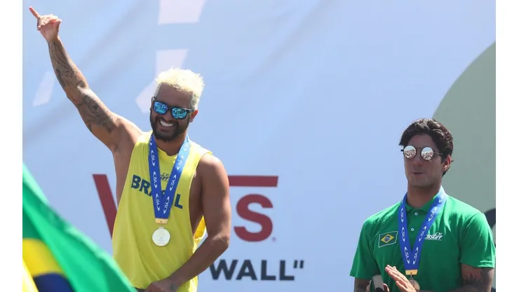 Ítalo Ferreira (dir.) e Gabriel Medina (esq.): surfistas da "Brazilian Storm" são grandes apostas em medalhas nas Olimpíadas de Tóquio (Foto: Getty Images)
