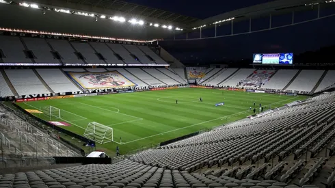 CT do Corinthians amanhece com faixas penduradas em protesto
