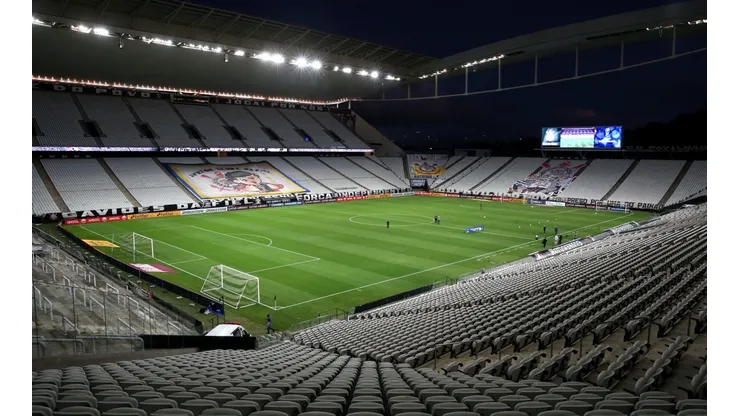 CT do Corinthians amanhece com faixas penduradas em protesto