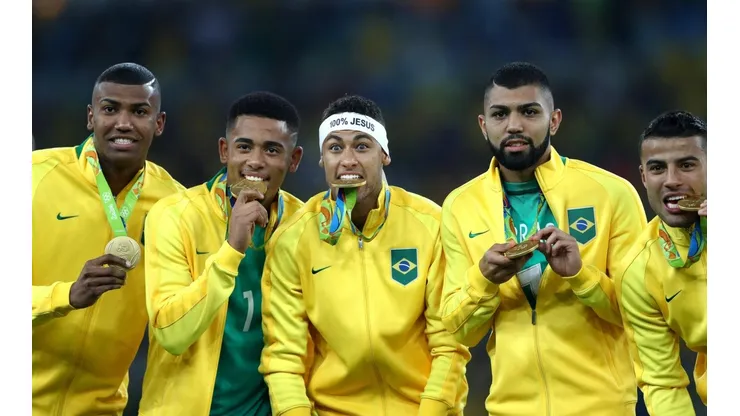 Walace, Gabriel Jesus, Neymar, Gabriel Barbosa e Rafinha exibem a inédita medalha de ouro nas Olimpíadas do Rio-2016 (Foto: Getty Images)