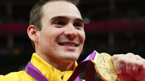 O ginasta Arthur Zanetti posando no pódio, nos Jogos de Londres, em 2012, quando levou o ouro nas argolas. (Foto: Getty Images)
