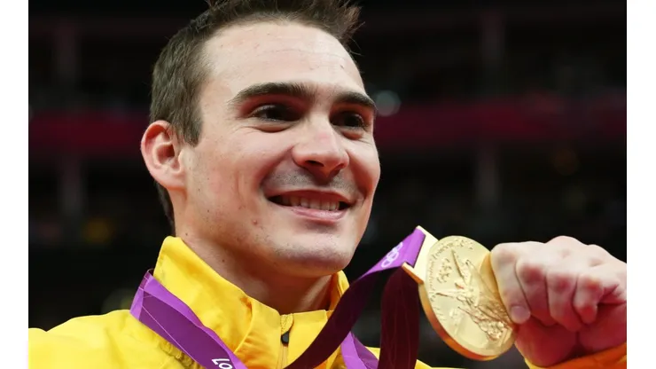 O ginasta Arthur Zanetti posando no pódio, nos Jogos de Londres, em 2012, quando levou o ouro nas argolas. (Foto: Getty Images)
