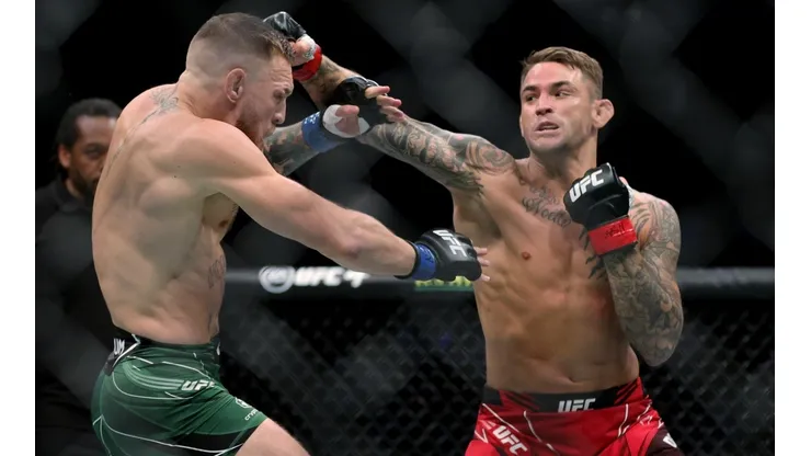 Dustin Poirier, em combate com Conor McGregor (Foto: Getty Images)