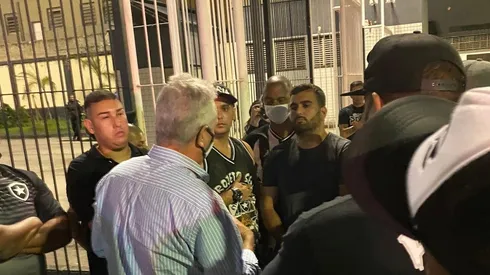 Em dia de protestos, direção explica o que segura Chamusca no cargo e se posiciona sobre Luxa