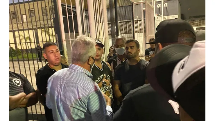 Em dia de protestos, direção explica o que segura Chamusca no cargo e se posiciona sobre Luxa