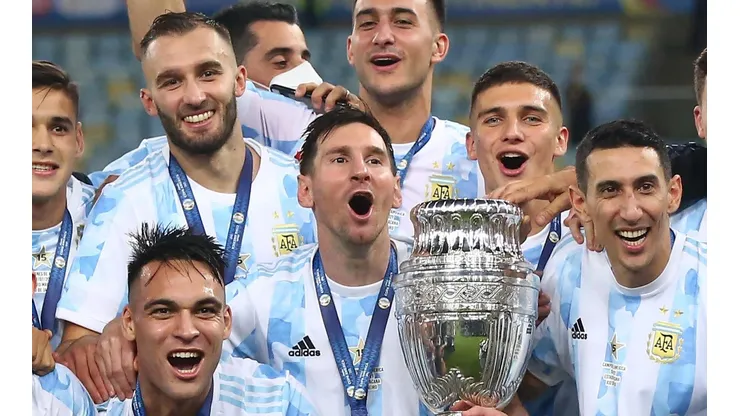 Ainda no gramado do Maracanã, Messi veta música em tom de provocação a brasileiros na festa do título da Copa América. (Foto: Getty Images)