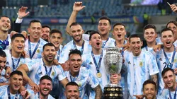 Jogadores argentinos comemoram com a taça da Copa América (Foto: Getty Images)