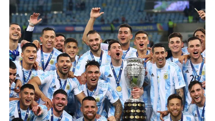 Jogadores argentinos comemoram com a taça da Copa América (Foto: Getty Images)