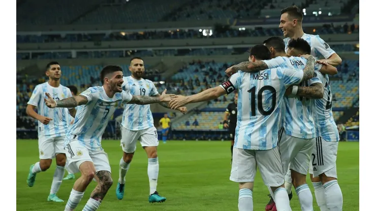 Jogadores argentinos comemoram o gol de Di María (Foto: Getty Images)