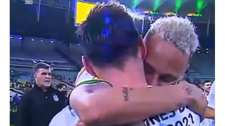 Abraço de Neymar e Messi pós-jogo (Foto: Reprodução)