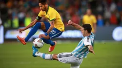 Neymar escapa de carrinho de Martin Demichelis, durante Superclássico das Américas de 2014 (Foto: Getty Images)