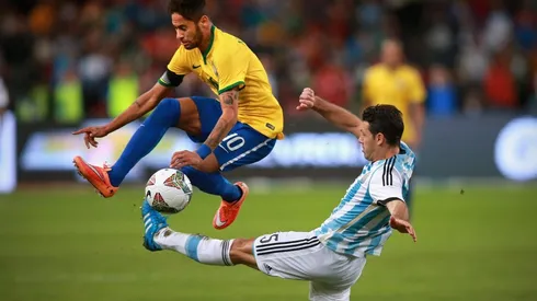 Neymar escapa de carrinho de Martin Demichelis, durante Superclássico das Américas de 2014 (Foto: Getty Images)