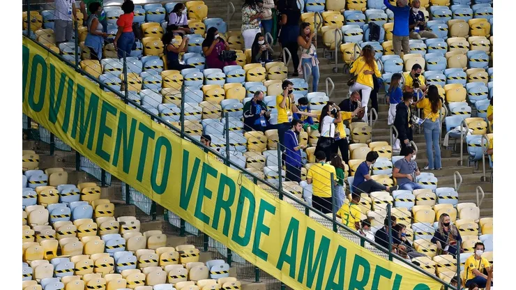 Torcedores brasileiros na arquibancada do Maracanã (Foto: Getty Images)