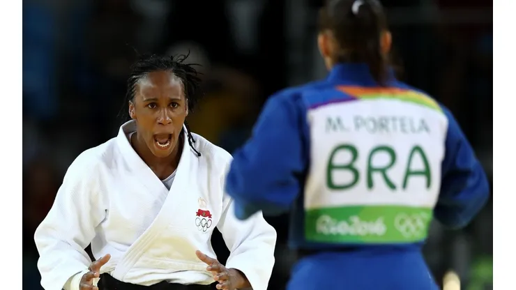 A judoca Assmaa Niang, do Marrocos, de branco, em competição com a brasileira Maria Portela nos Jogos do Rio. (Foto: Getty Images)