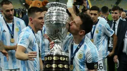 Messi beija a taça da Copa América, seu primeiro título com a Argentina (Foto: Getty Images)