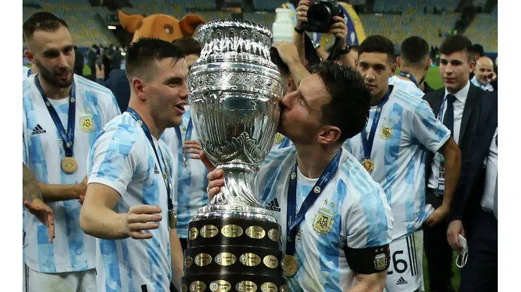Messi beija a taça da Copa América, seu primeiro título com a Argentina (Foto: Getty Images)