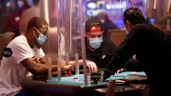 Jogadores com proteção de acrílico nas mesas do Cassino Aria (Foto: Getty images)
