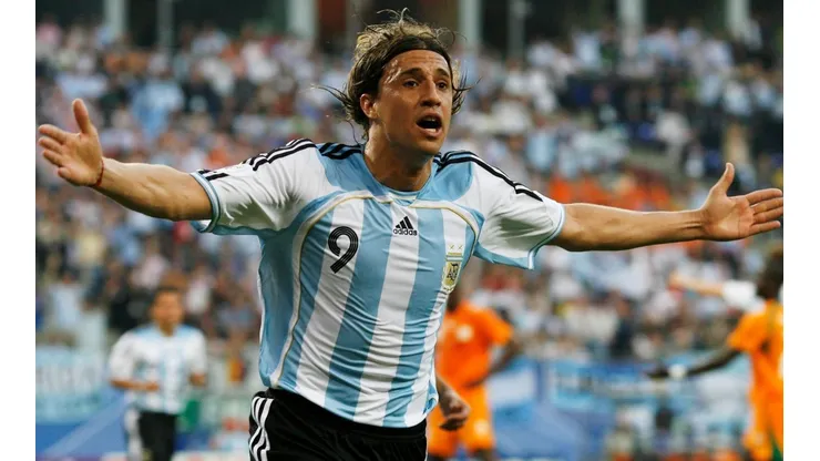 Crespo comemora gol com a camisa da seleção argentina (Foto: Getty Images)