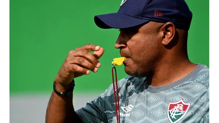 Roger Machado em ação em treinamento no CT Carlos Castilho – Foto: Flickr Oficial Fluminense Football Club – autor: Mailson Santana