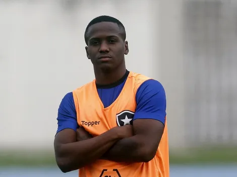 Jonathan é oferecido para sanar carência na LE do Botafogo e direção irrita torcida