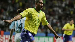 Adriano comemora gol diante da Argentina na Copa das Confederações de 2005 (Foto: Getty Images)