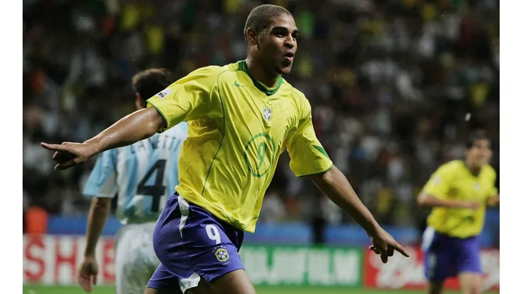 Adriano comemora gol diante da Argentina na Copa das Confederações de 2005 (Foto: Getty Images)