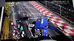 Ônibus do Umuarama Futsal tomba em rodovia no Paraná; acidente deixa dois mortos. (Foto: Polícia Rodoviária Federal)