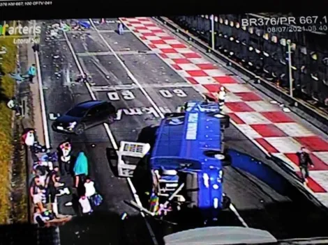 Ônibus do Umuarama Futsal tomba em rodovia no Paraná; acidente deixa dois mortos