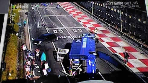 Ônibus do Umuarama Futsal tomba em rodovia no Paraná; acidente deixa dois mortos. (Foto: Polícia Rodoviária Federal)