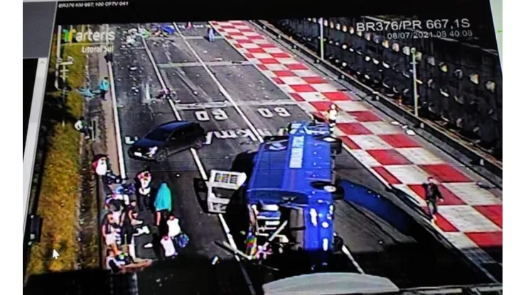 Ônibus do Umuarama Futsal tomba em rodovia no Paraná; acidente deixa dois mortos. (Foto: Polícia Rodoviária Federal)