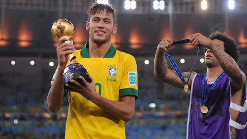 Neymar com a taça da Copa das Confederações, no Maracaña. (Foto: Getty Images)