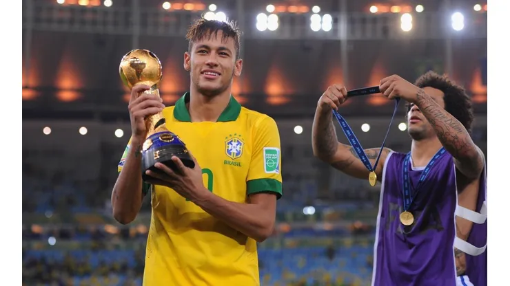 Neymar com a taça da Copa das Confederações, no Maracaña. (Foto: Getty Images)
